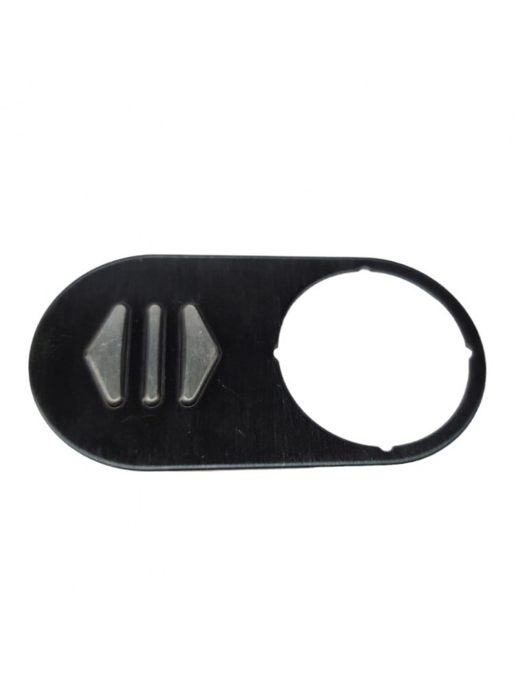 CBBN30B00_APP LABEL DMG BRUTUS BLACK OPEN DOORS