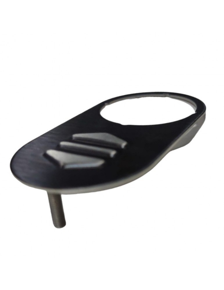 CBBN30B00_APP LABEL DMG BRUTUS BLACK OPEN DOORS